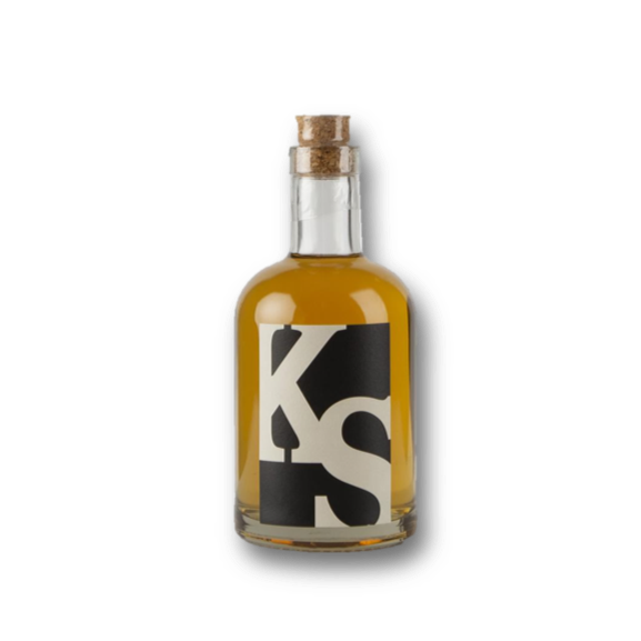KS Grappino Flasche mit einzigartigem Design, Duft nach getrockneten Früchten und Amarena.