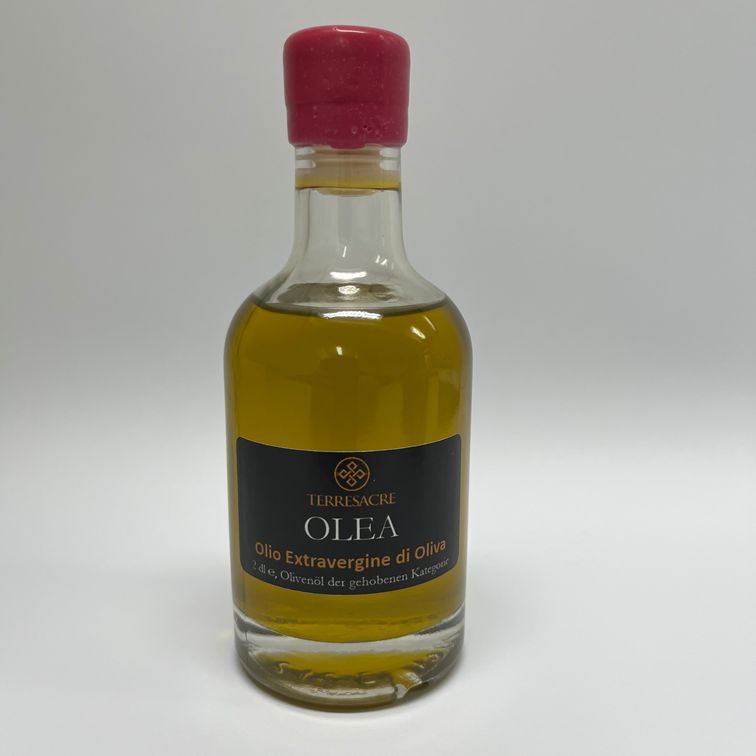 TERRESACRE - NATIVES OLIVENÖL EXTRA in a glass bottle with a red cap, showcasing premium quality olive oil.